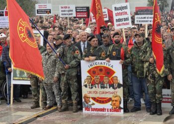 Tirana mbushet me qytetarë për protestën “Liria ka emër” në mbështetje të ish-krerëve të UÇK-së