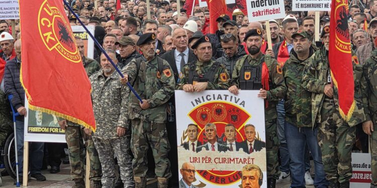 Tirana mbushet me qytetarë për protestën “Liria ka emër” në mbështetje të ish-krerëve të UÇK-së