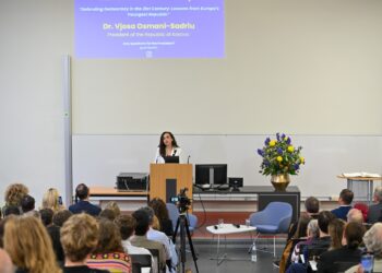 Presidentja Vjosa Osmani në Berlin: Kosova është dëshmi se besimi dhe qëndrueshmëria ndërtojnë dritë nga plagët e luftës