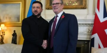 Zelensky në Londër: “Putin po na shtyn drejt katastrofës humanitare” – Starmer premton më shumë mbështetje ushtarake për Ukrainën