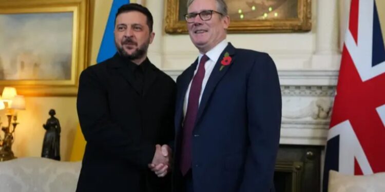 Zelensky në Londër: “Putin po na shtyn drejt katastrofës humanitare” – Starmer premton më shumë mbështetje ushtarake për Ukrainën