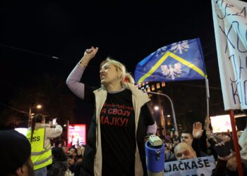 Media gjermane: Një nënë po sfidon sistemin e Vuçiqit për drejtësi