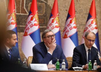 Shtypi gjerman hedh dritë mbi krizën e NIS dhe llogaritë politike të Vuçiçit: Nga rreziku i nacionalizimit te dhurata për Trump-in