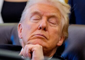 Dalin pamjet e Trumpit me sytë e mbyllur në Zyrën Ovale, Shtëpia e Bardhë: Nuk po flinte