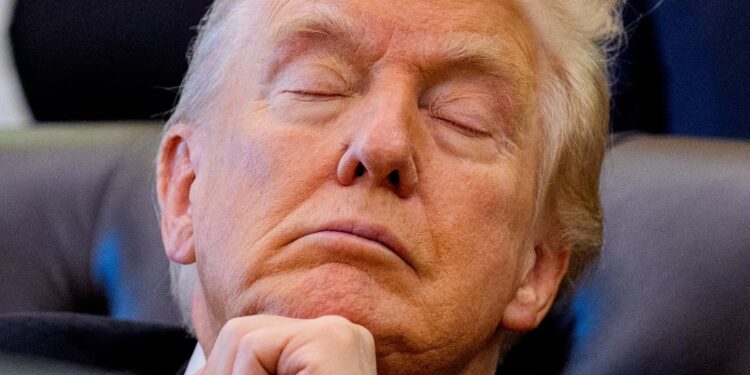 Dalin pamjet e Trumpit me sytë e mbyllur në Zyrën Ovale, Shtëpia e Bardhë: Nuk po flinte