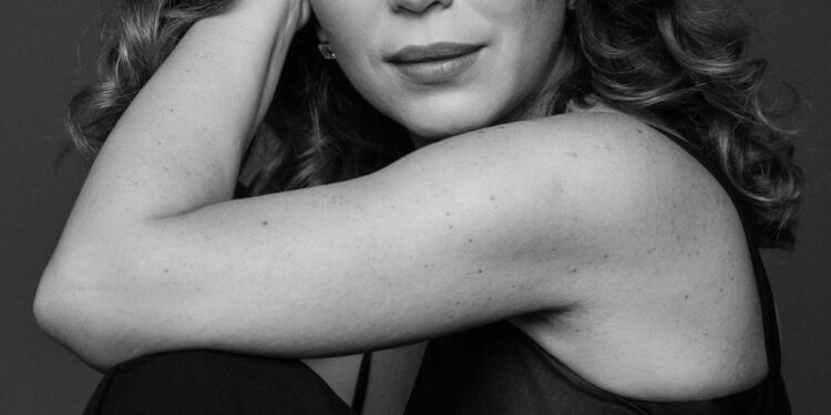 Këngëtarja e njohur ADELINA THAÇI i bashkohet sot LDK-së