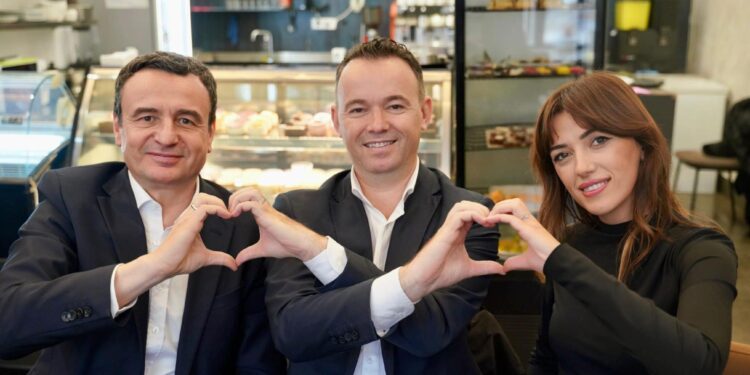 Kurti dhe Haxhiu në fushatë për Faton Pecin në Mitrovicë