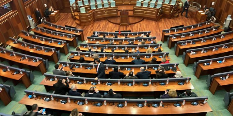 Vetëvendosje e vetme në Kuvend, nis seanca e thirrur për buxhetin