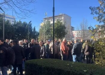Transportuesit privatë protestojnë para Komunës së Prishtinës