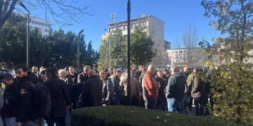 Transportuesit privatë protestojnë para Komunës së Prishtinës