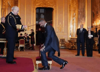 Legjenda e futbollit anglez, Sir David Beckham, nderohet nga Mbreti Charles