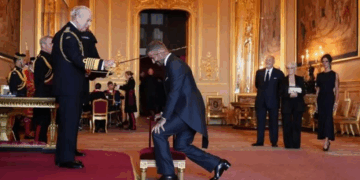 Legjenda e futbollit anglez, Sir David Beckham, nderohet nga Mbreti Charles