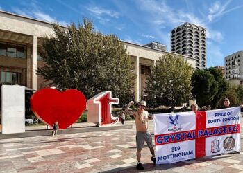 Tirana kthehet në festë nga tifozët anglezë para ndeshjes Shqipëri–Angli