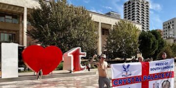 Tirana kthehet në festë nga tifozët anglezë para ndeshjes Shqipëri–Angli