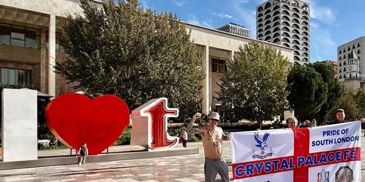 Tirana kthehet në festë nga tifozët anglezë para ndeshjes Shqipëri–Angli