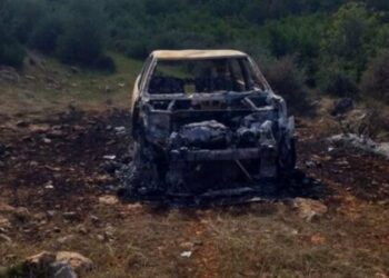 Greqi: Dyshohet se shqiptari i zhdukur u gjet i djegur në veturë, mjekët zbulojnë edhe plumb në trup