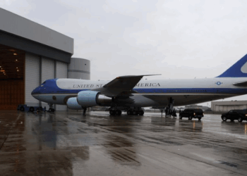 Alarm në bazën amerikane ku qëndron Air Force One, disa të sëmurë nga një paketë me pluhur të bardhë