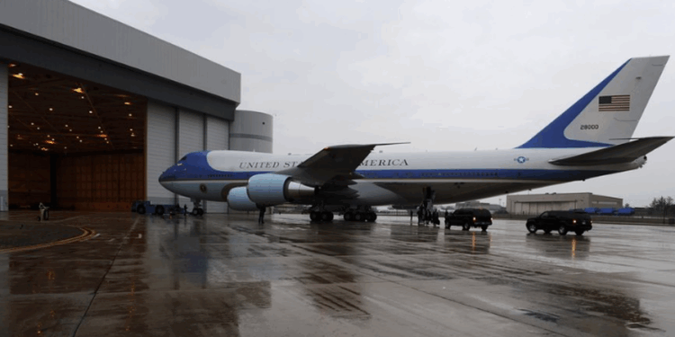 Alarm në bazën amerikane ku qëndron Air Force One, disa të sëmurë nga një paketë me pluhur të bardhë