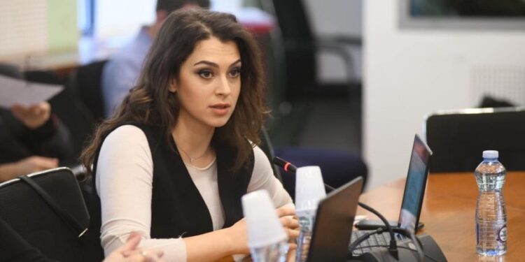 Kica-Xhelili i reagojnë Muratit pas rrëfimit për BE-në: “A iu tregove që krenoheni kur e shkelni Kushtetutën?”