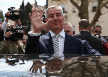 Skandal në Podgoricë: Milo Gjukanoviq kapet me 225 mijë euro orë të padeklaruara