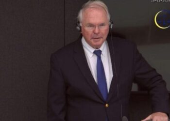 Diplomati amerikan Christopher Hill dëshmon në gjykimin ndaj Thaçit, Veselit, Selimit dhe Krasniqit