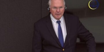 Diplomati amerikan Christopher Hill dëshmon në gjykimin ndaj Thaçit, Veselit, Selimit dhe Krasniqit