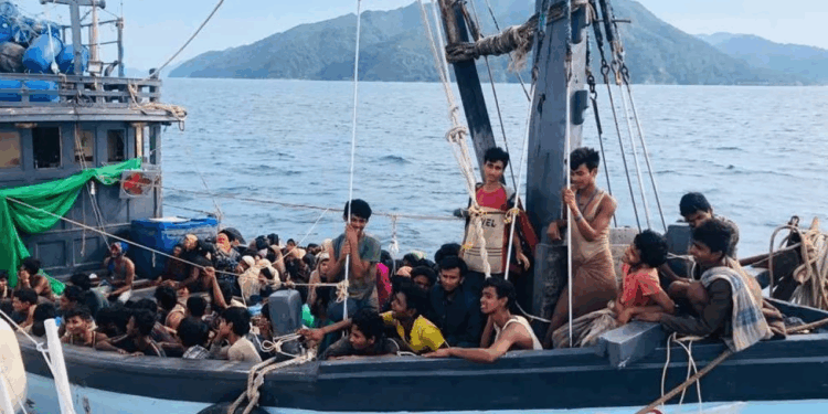 Përmbytet anija me migrantë Rohingya në brigjet e Malajzisë dhe Tajlandës, 13 të vdekur