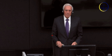 Wesley Clark futet në sallë, nis dëshmia në Hagë