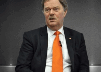 Ish-ambasadori Bosch mesazh politikanëve: Bëni kompromis, vendosni interesin e vendit mbi interesin e partive