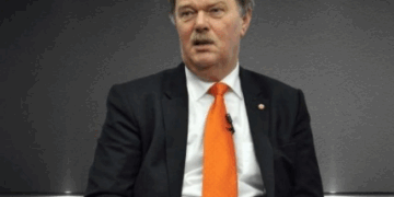 Ish-ambasadori Bosch mesazh politikanëve: Bëni kompromis, vendosni interesin e vendit mbi interesin e partive