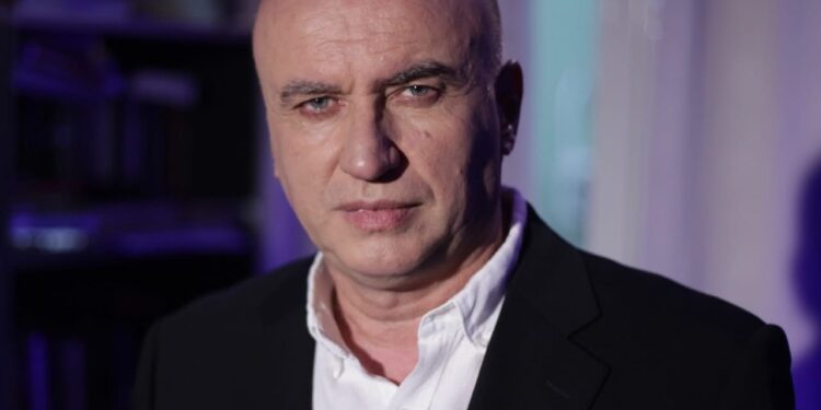 Mero Baze kritikon deklaratat e Presidentes Osmani: “Shifra e 900 bandave dëmton imazhin e Kosovës”