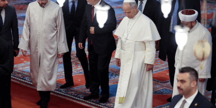 Papa Leo viziton Xhaminë Blu në Stamboll: heq këpucët në shenjë respekti, por shmang lutjen – një mesazh dialogu në udhëtimin e tij të parë jashtë vendit
