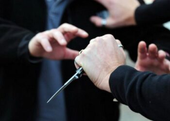 Theret me thikë një person në Podujevë, arrestohen dy të dyshuar