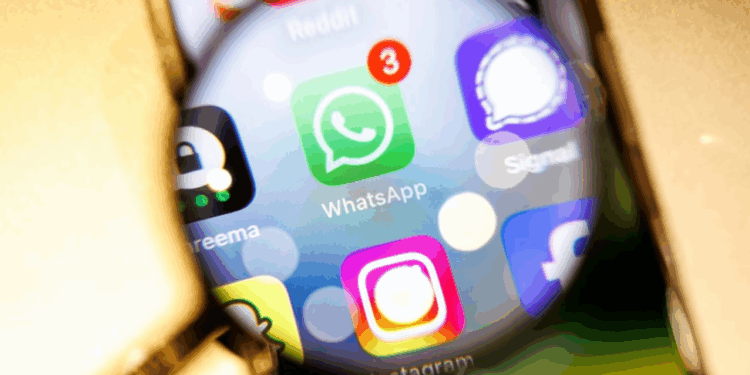 WhatsApp po teston funksionin që lejon dërgimin e mesazheve në aplikacione të tjera