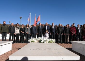 Kryeministri Kurti nderon heroin kombëtar Zahir Pajaziti në 63-vjetorin e lindjes