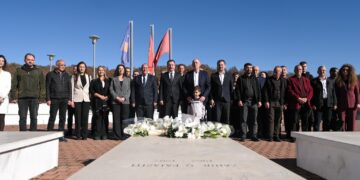 Kryeministri Kurti nderon heroin kombëtar Zahir Pajaziti në 63-vjetorin e lindjes