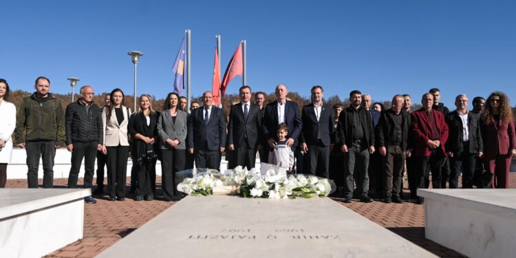 Kryeministri Kurti nderon heroin kombëtar Zahir Pajaziti në 63-vjetorin e lindjes