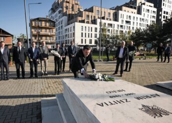 Albin Kurti përkujton Afrim Zhitinë dhe Fahri Fazliun: “Rënia e tyre zgjoi ndërgjegjen kombëtare”