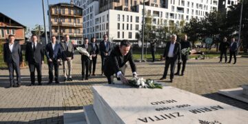Albin Kurti përkujton Afrim Zhitinë dhe Fahri Fazliun: “Rënia e tyre zgjoi ndërgjegjen kombëtare”