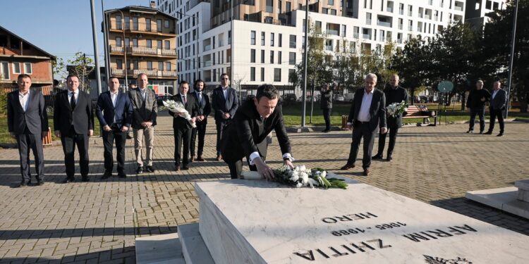 Albin Kurti përkujton Afrim Zhitinë dhe Fahri Fazliun: “Rënia e tyre zgjoi ndërgjegjen kombëtare”