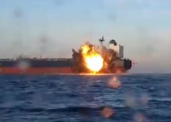 Ukraina godet “flotën hije” ruse: Dronët detarë shkatërrojnë dy cisterna nafte në Detin e Zi
