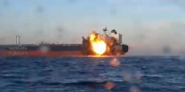Ukraina godet “flotën hije” ruse: Dronët detarë shkatërrojnë dy cisterna nafte në Detin e Zi