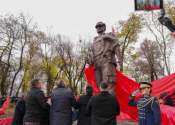 Në Prizren zbulohet shtatorja e komandant Tahir Sinanit – Fatmir Limaj: “Heroi që ia kushtoi jetën lirisë së kombit”