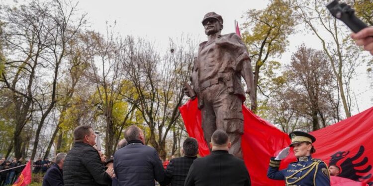 Në Prizren zbulohet shtatorja e komandant Tahir Sinanit – Fatmir Limaj: “Heroi që ia kushtoi jetën lirisë së kombit”