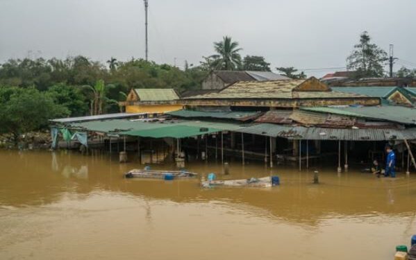Numri i të vdekurve nga përmbytjet në Vietnam arrin në 90
