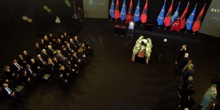 Shqipëria në zi për Fatos Nanon – homazhe në Pallatin e Kongreseve, fjalime nga Rama dhe bashkëshortja Xhoana Nano