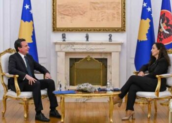 Takim i papritur mes Albin Kurtit dhe Vjosa Osmanit në Mitrovicë