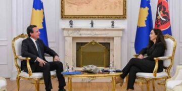 Takim i papritur mes Albin Kurtit dhe Vjosa Osmanit në Mitrovicë