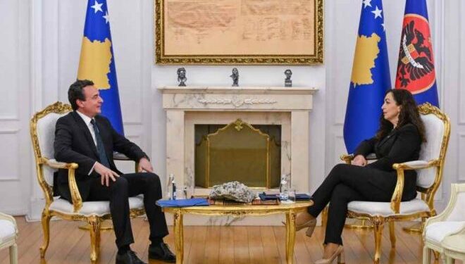 Takim i papritur mes Albin Kurtit dhe Vjosa Osmanit në Mitrovicë