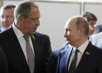 Kremlini mohon përçarjet mes Putinit dhe Lavrovit, reagon edhe për Lukoil dhe Korenë e Veriut